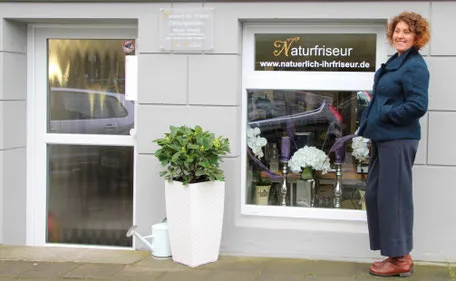 Iris Deselaers-Kus vor ihrem Atelier in Wuppertal